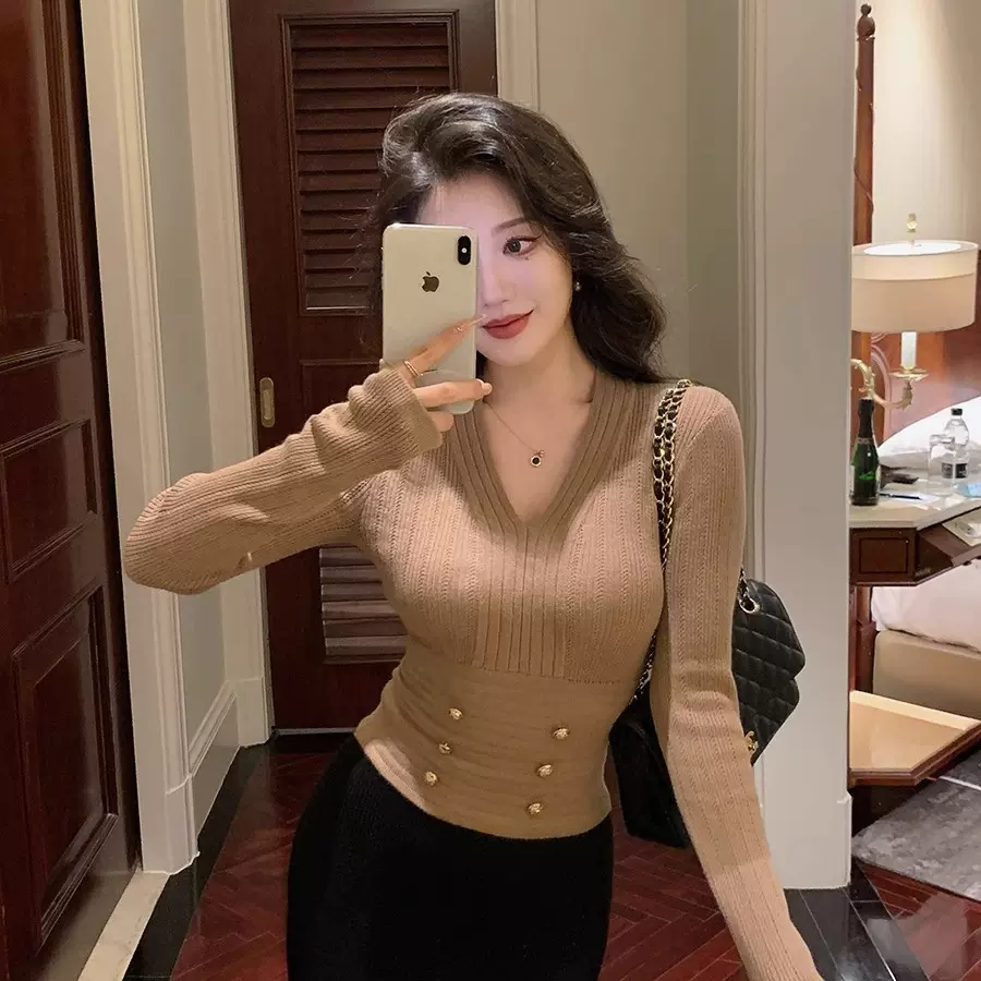 法式高级感咖色v领针织衫女秋长袖气质小香风名媛修身上衣
