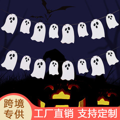 ハロウィーンの幽霊が旗を引いて飾って幽霊の横断幕を飾って旗を掲げます。
