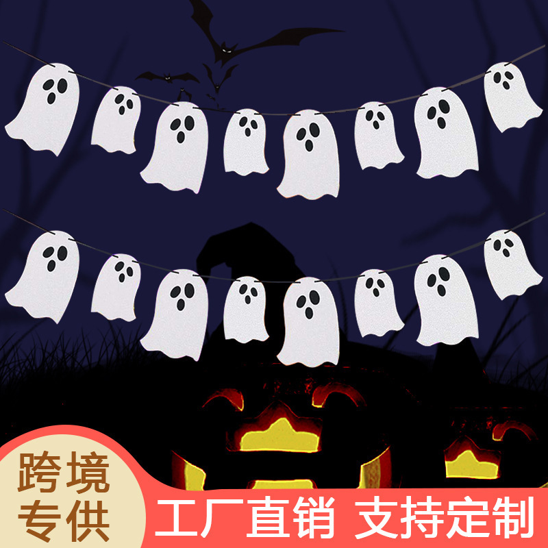 ハロウィーンの幽霊が旗を引いて飾って幽霊の横断幕を飾って旗を掲げます。|undefined