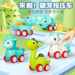 子供はおもちゃの車の赤ちゃんを押して力を返します。
