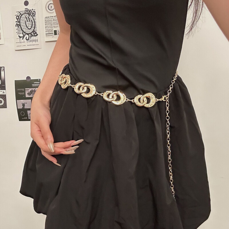 蝶の金属の腰のチェーンの女性は腰を収めてやせています。|undefined