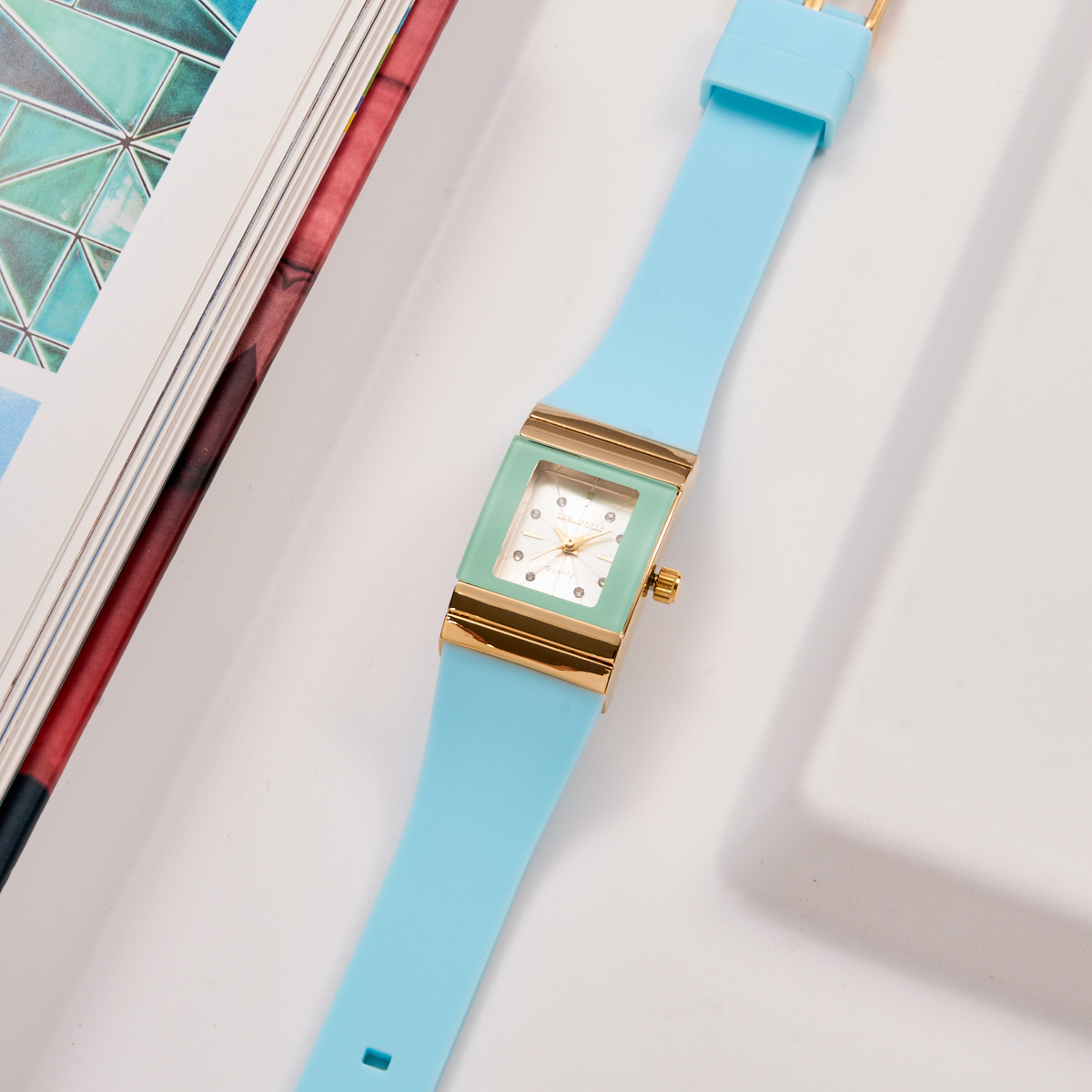 Heiße verkaufende neue kleine quadratische Damenuhr mit Silikonband, modische Damenuhr mit Diamanteinlage, trendige und personalisierte Quarzuhr_voghion.com