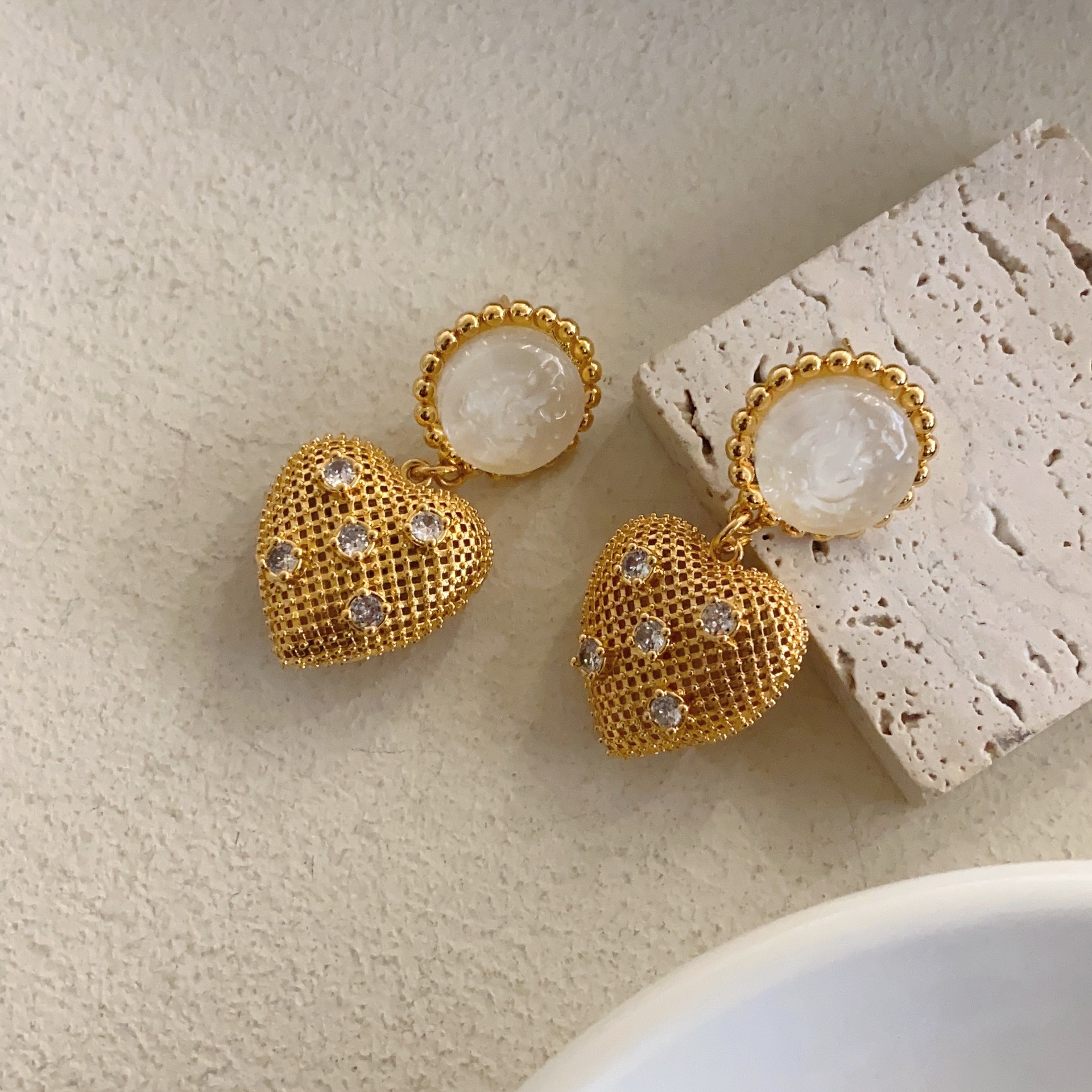 Oro tejido corazón ZIRCON colgante pendientes cóncavo-convexo textura elegante pendientes corte francés estilo retro alto sentido