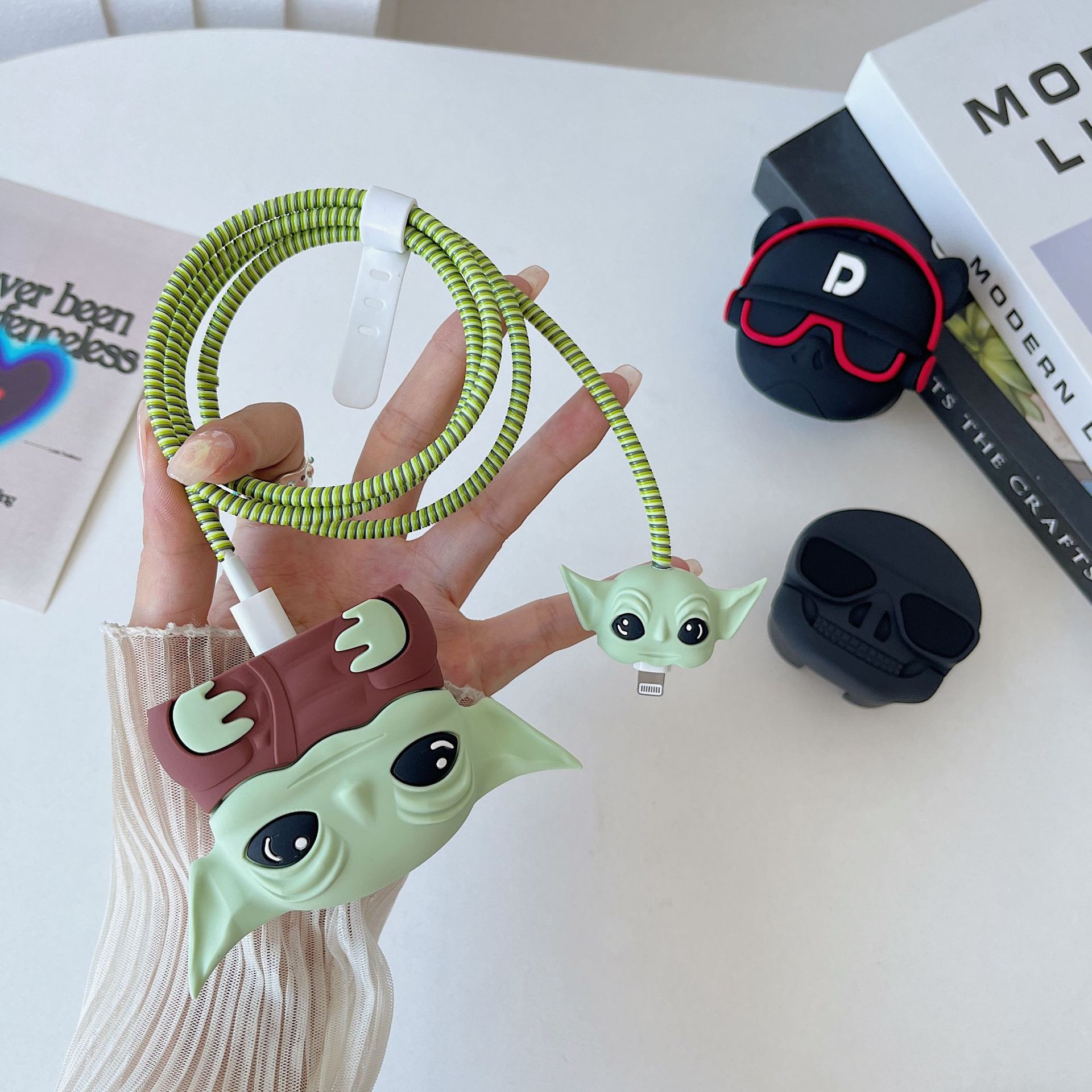 2024 nueva cubierta protectora de cabezal de carga rápida estándar británico de dibujos animados de 20W para cargador de Apple 20WPD plegable de tres enchufes