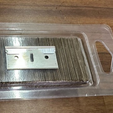 厂家供应双孔单面保安刀片手机刮膜单面刀片汽车贴膜清洁泡壳装