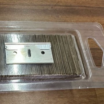 Производитель поставляет одностороннее защитное лезвие с двумя отверстиями, скребок для мобильного телефона, одностороннее лезвие, пузырьковый корпус для чистки автомобильной пленки.