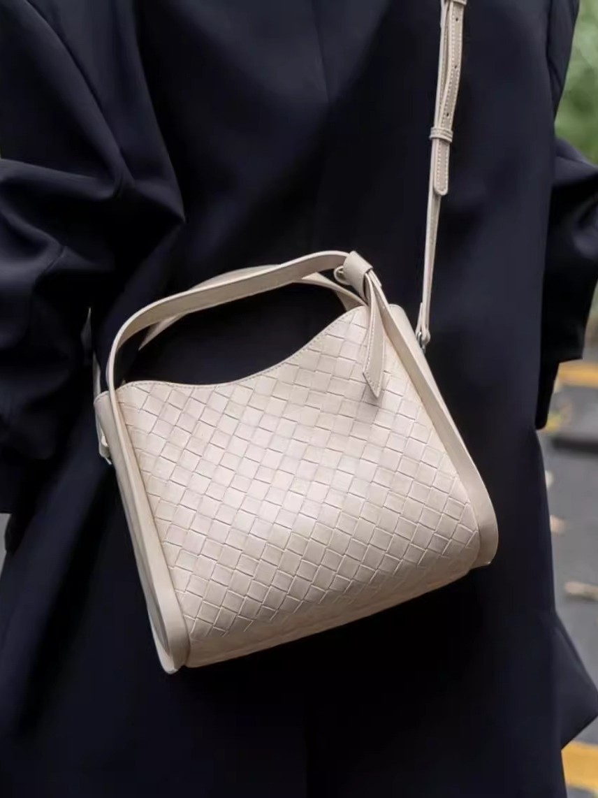 Alta sensación de moda de cuero suave bajo la axila bolso tote para mujeres 2025 verano nuevo gran capacidad versátil bolso de hombro