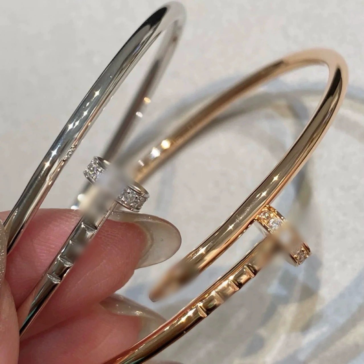 Класс bracelets? Похоже: "Classic golden fashionable bracelet for beloved, 18 carat, pink gold, light luxury style"