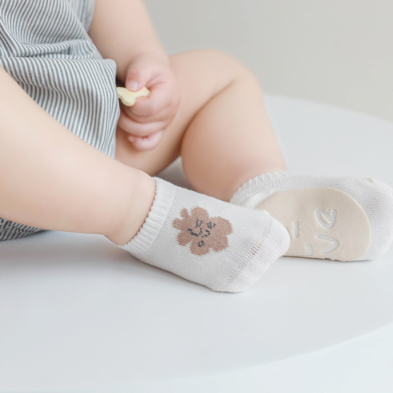 Calcetines de piso para bebés 2022 Otoño e Invierno Nuevos calcetines para niños antideslizantes a prueba de frío para niños de interior ins lindo Barco de dibujos animados Calcetines