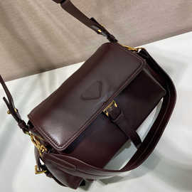 P家25新款商务牛皮羊皮邮差包休闲百搭真皮大容量单肩斜挎包男女