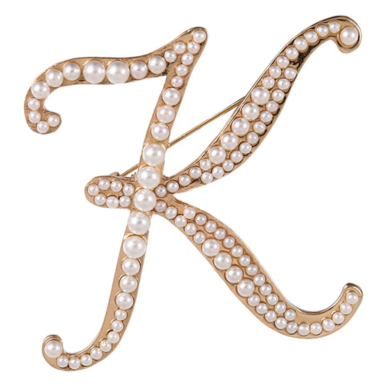26 broches con letras en inglés de perlas, alfileres para ropa, decoraciones retro transfronterizas europeas y americanas, accesorios antiexposición para cuello