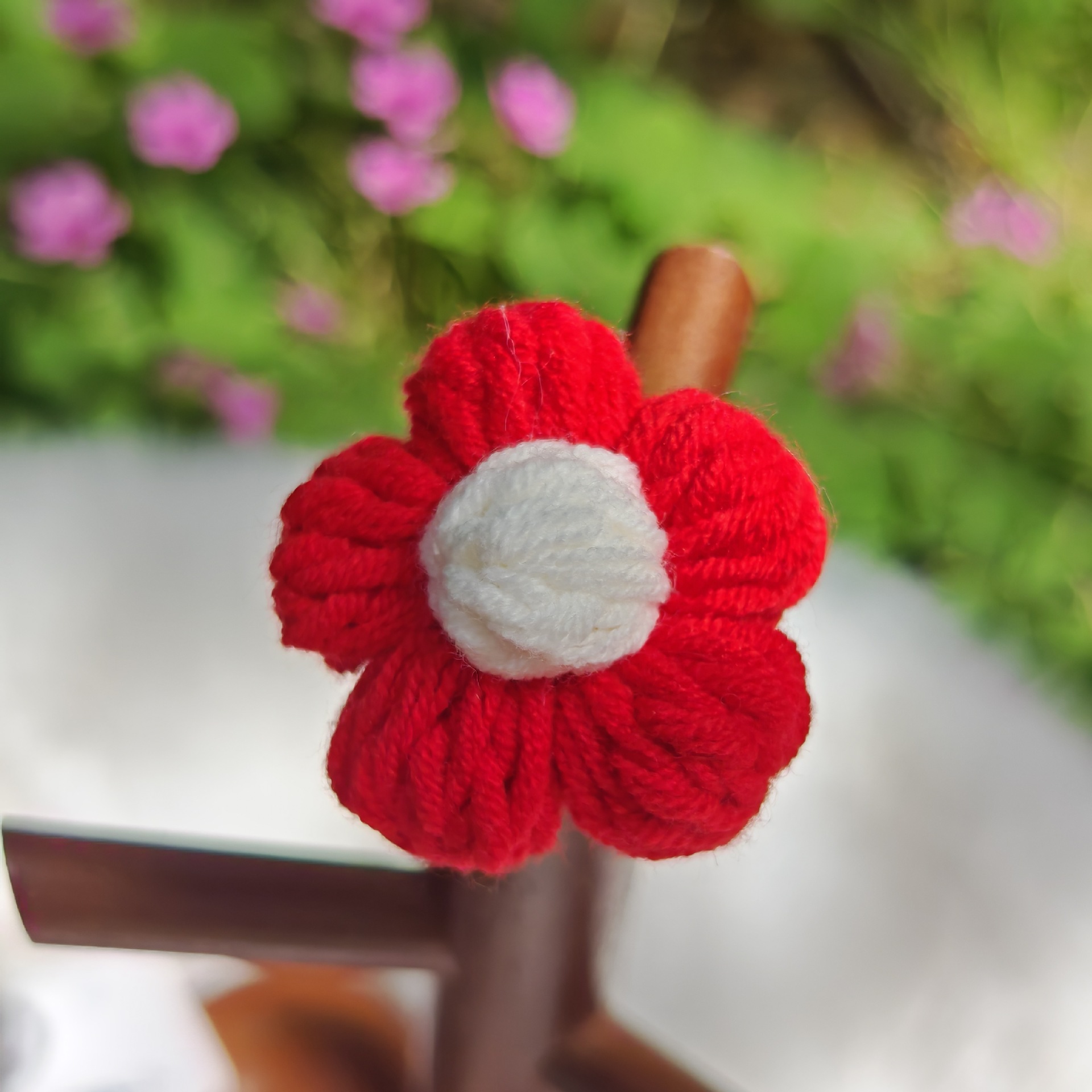 큰 빨간 머리끈