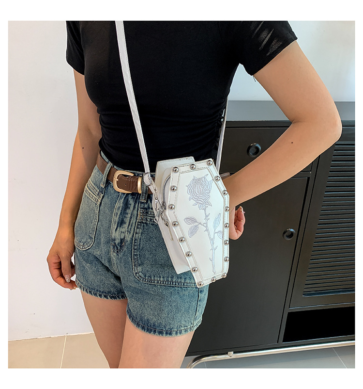 Borsa a tracolla da donna a forma di bara stile gotico nero_voghion.com