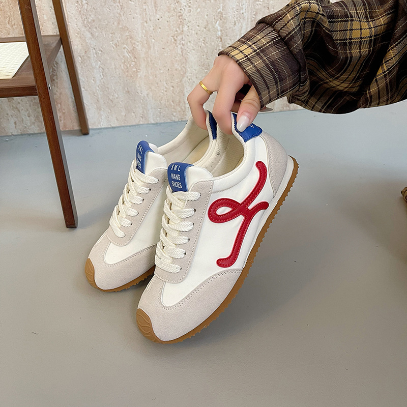 Wang Yibo es el mismo estilo de primavera de 2025 super explosión asimetría gran correa de cabeza de moda casual Agan De zapatos de entrenamiento para mujeres