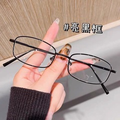 赤い本の四角の枠のネットの赤い光の鏡の大きい顔はやせている近視のメガネの完成品があります。