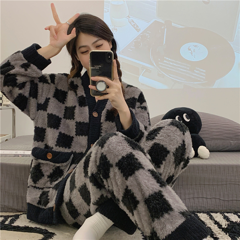 En stock transmisión en vivo con cantidad puede hablar de volumen de ejecución popular terciopelo engrosado estilo Chanel invierno cardigan engrosado pijamas traje de mujer