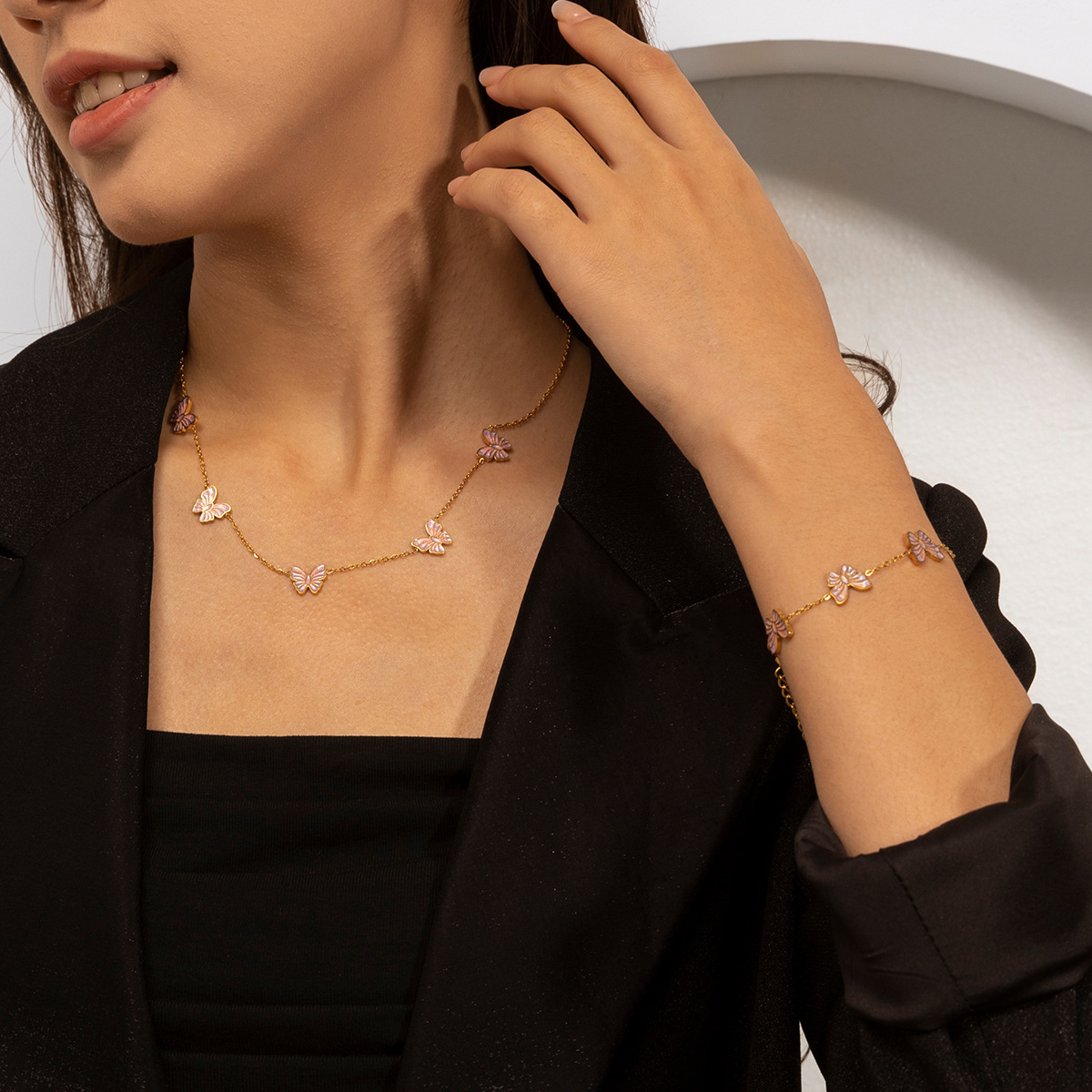Collar de acero inoxidable TENA Europa y los Estados Unidos lujo ligero nicho universal colgante de mariposa rosa cadena de clavícula no se desvanece mujeres transfronterizas