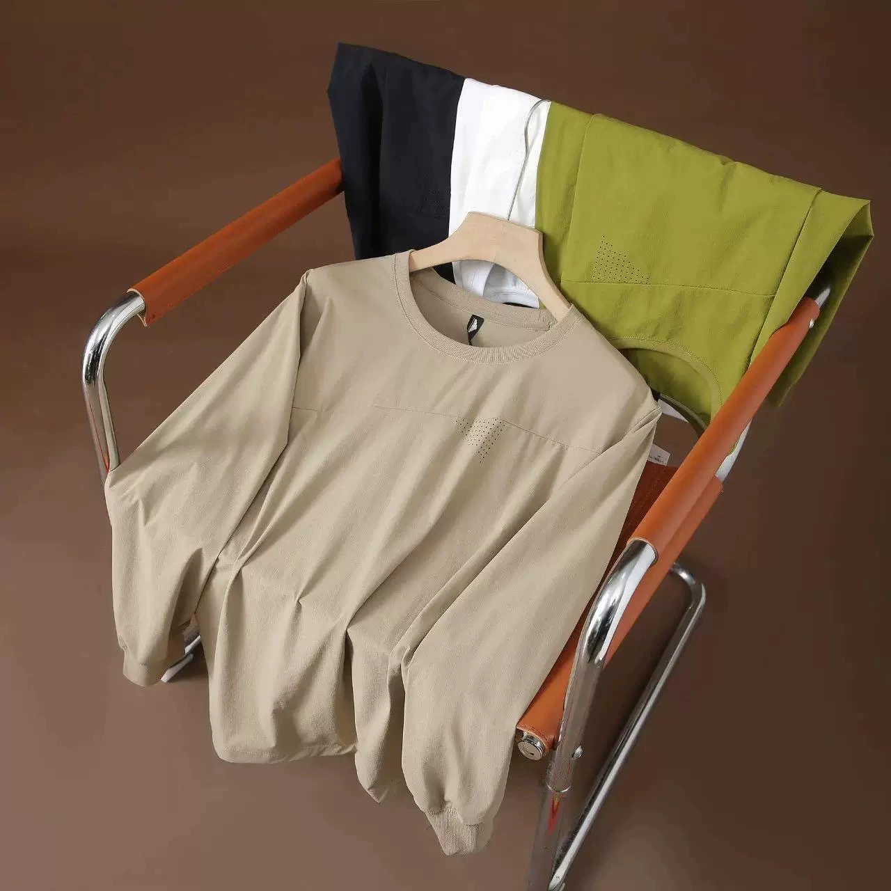 Владелец рекомендует внешнеторговую мужскую одежду весной и осенью на открытом воздухе для комфорта и отдыха