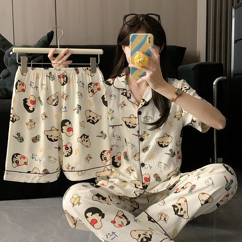 Douyin texto cifrado nube algodón crayón Shin-chan pijamas primavera y verano para mujer pantalones de manga corta traje de tres piezas dibujos animados dulce servicio a domicilio