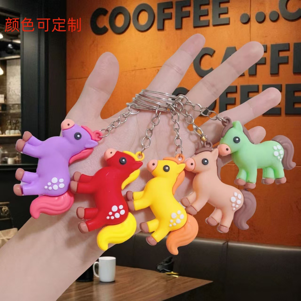 2026 nuevo año de dibujos animados caballo llavero de PVC muñeca de fiesta pequeño colgante decoración creativa pegamento suave lindo pequeño colgante