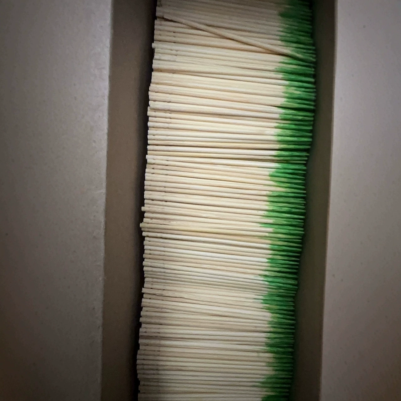 Заводская оптовая продажа одноразовых деревянных мятных зубочисток в индивидуальной пластиковой бумажной упаковке, березовые зубочистки оптом