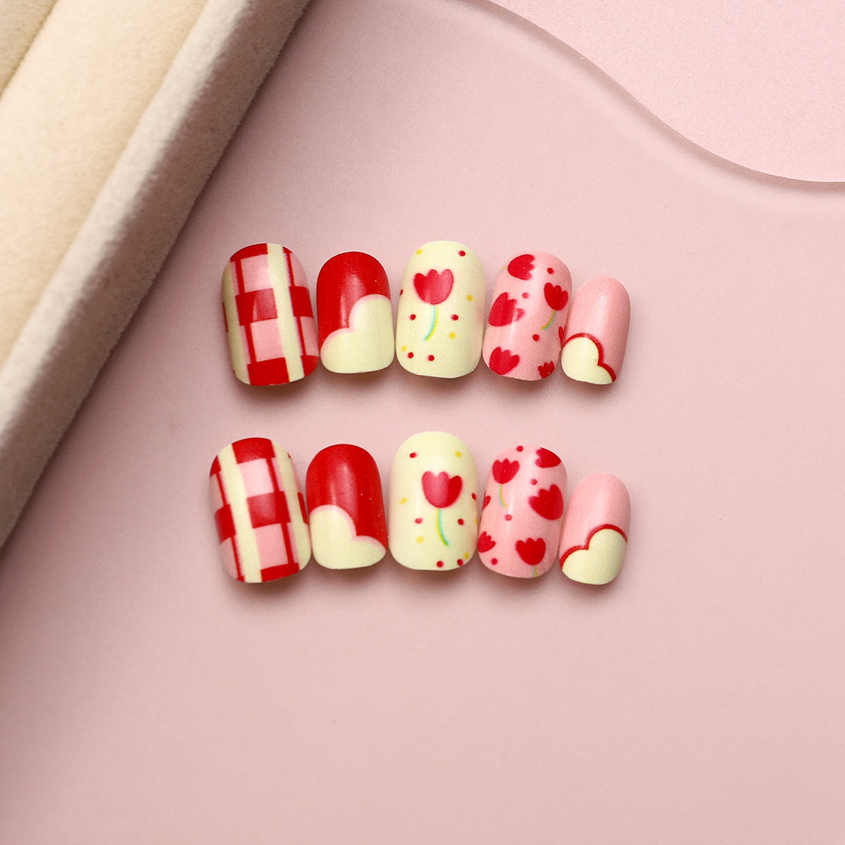 Juego de 24 piezas de uñas postizas para niños con diseño de dibujos animados, desmontables con adhesivo y exquisito diseño.