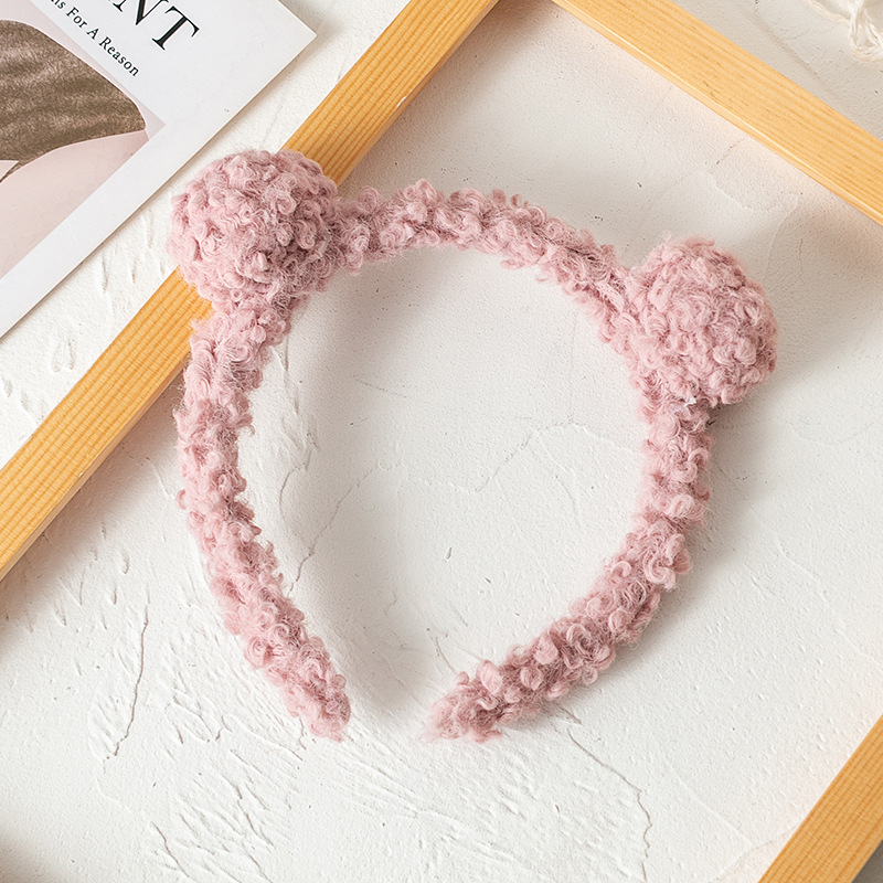 [Pequeña venta al por mayor] 2022 nueva cinta de bola de oso de peluche antideslizante de lavado de cara de lana de cordero de color caramelo