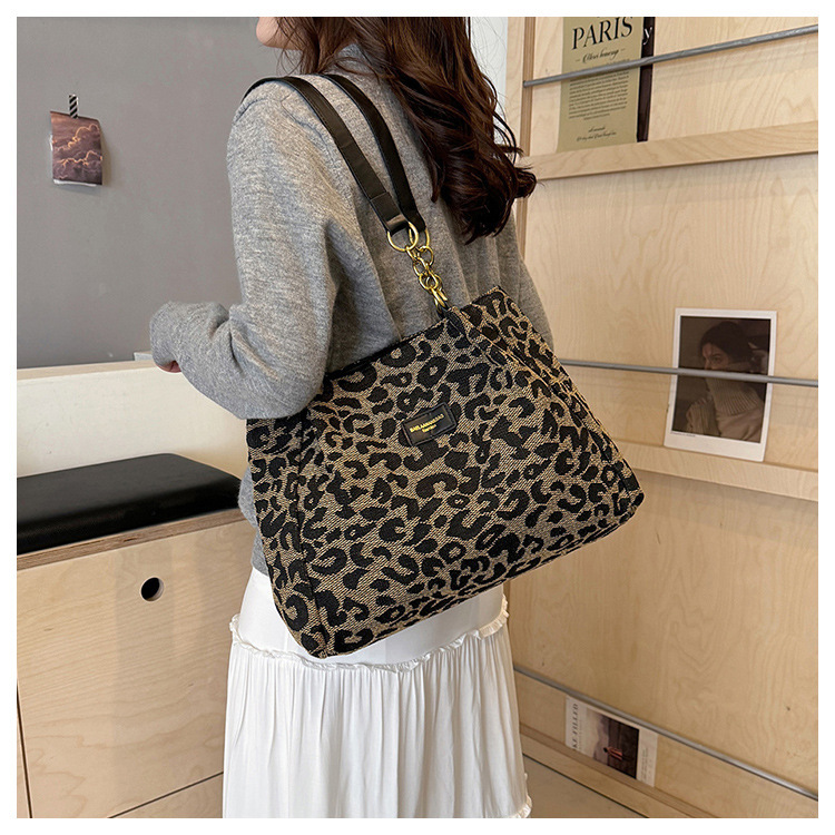 Bolsos de hombro con estampado de leopardo de gran capacidad para viajes de moda retro en Europa y los Estados Unidos nuevos bolsos tote para el ocio de otoño e invierno