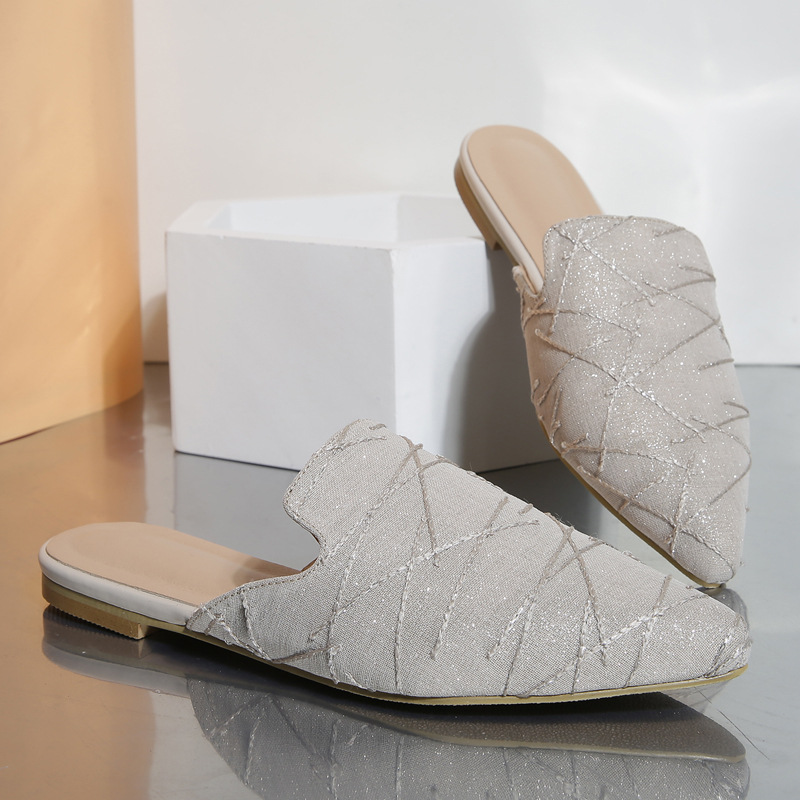 Damsandaler med bullhuvud och halvklackar bär en platt mullersko_voghion.com