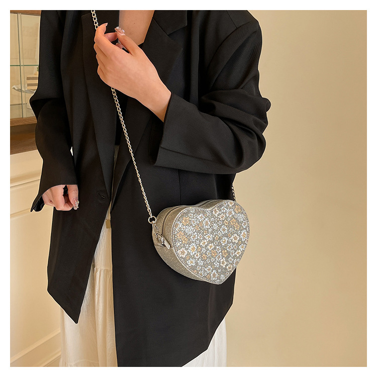 Mujeres Pequeña Cuero Sintético Forma De Corazón Ropa De Calle Cadena En Forma De Corazon Cremallera Bolsas De Hombro display picture 3