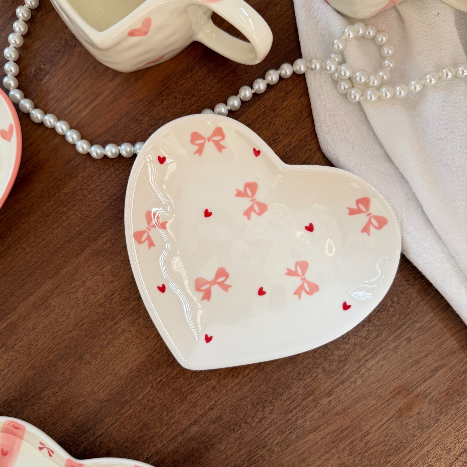 Estilo coreano inswind pintado a mano amor cerámica tazas y platos mano empujada irregular taza de café en forma de corazón plato de mesa de la tarde plato de taza