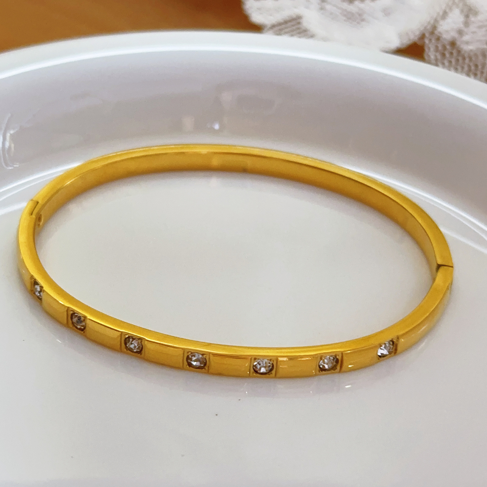 Diseño de nicho de lujo ligero Pulsera de diamantes de medio círculo de sentido avanzado Temperamento Pulsera de acero de titanio de moda simple y versátil Gypsophila