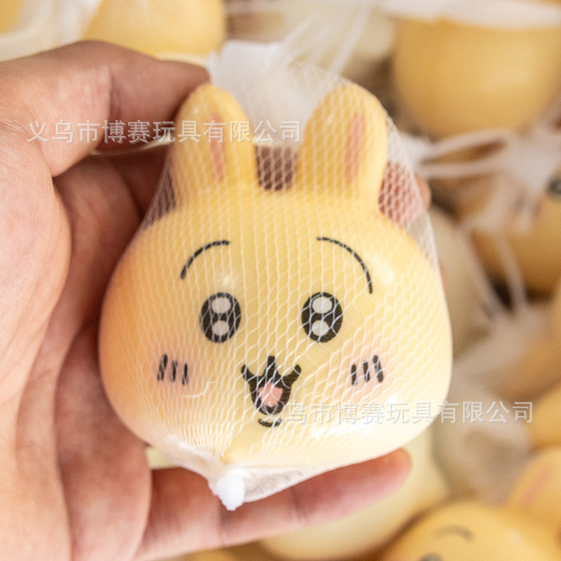 吉伊卡わぁchiiawaは子供のおもちゃをつまんでゆっくりと弾きます。|undefined