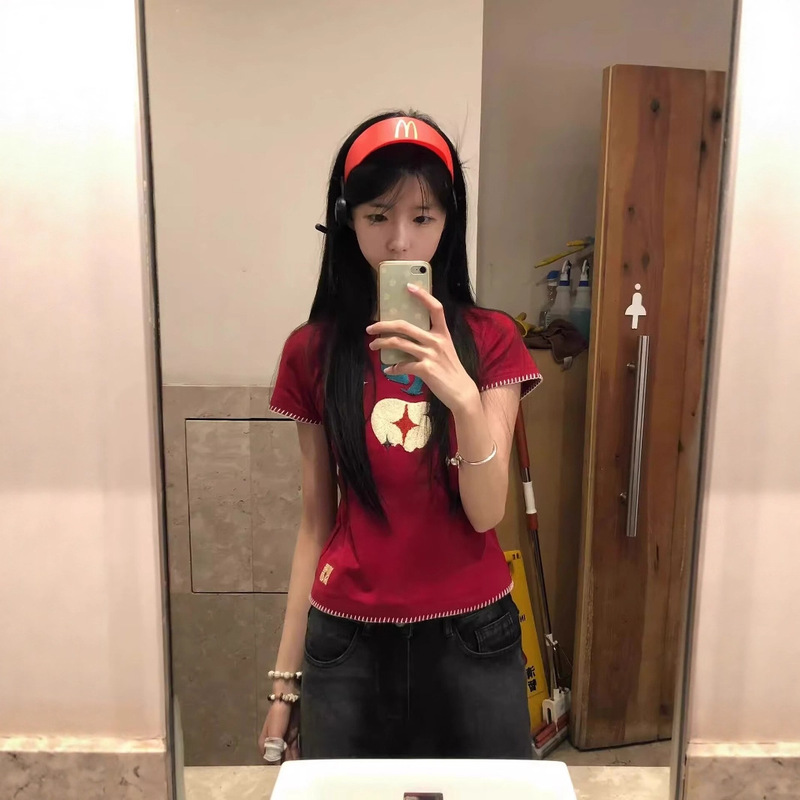 Apple Embroidered Right Shoulder Short-Sleeved Burgundy T-Shirt for Women Summer 2025 New Slim Fit Sweet Sexy Lace American Top