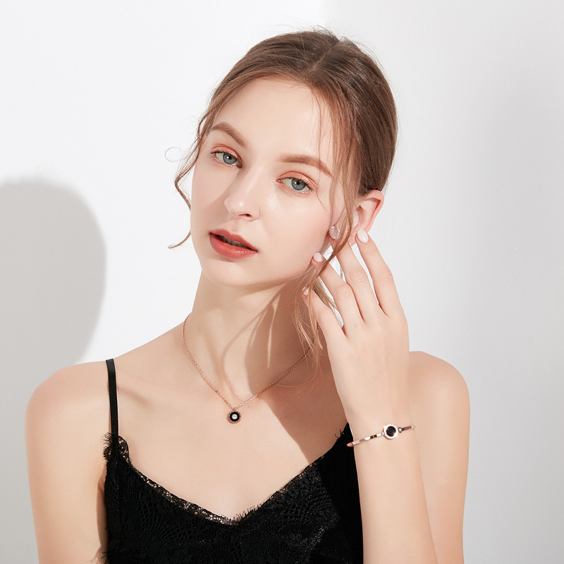 Tiktok Net popular popular jewelry necklace female clavicle chain colored gold necklace 18K rose gold titanium steel pendant female