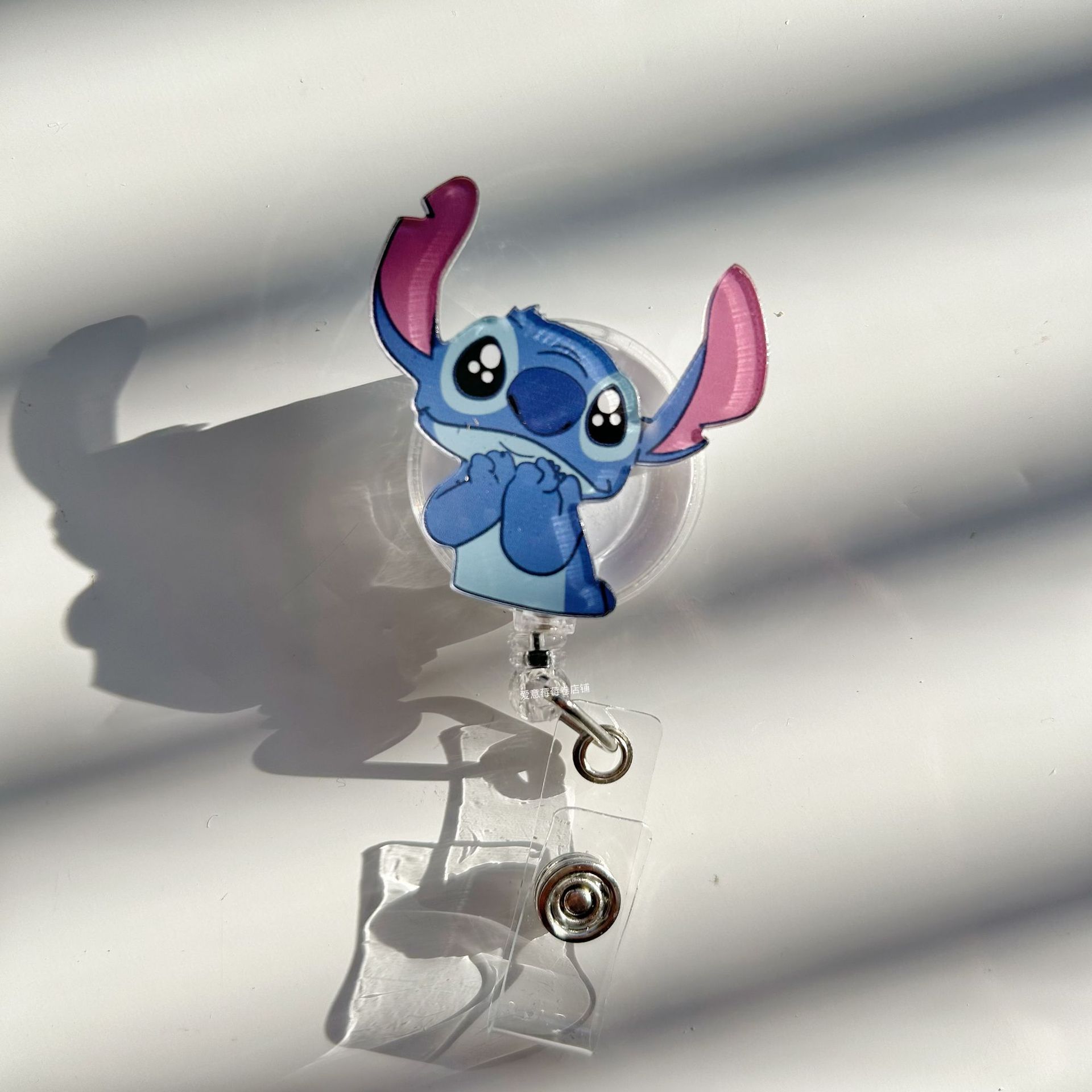 Fácil de tirar de la hebilla retráctil nuevo cartón de dibujos animados enfermeras tarjeta de pecho certificados de trabajo colgante clip de sujeción logotipo especial fácil de tirar