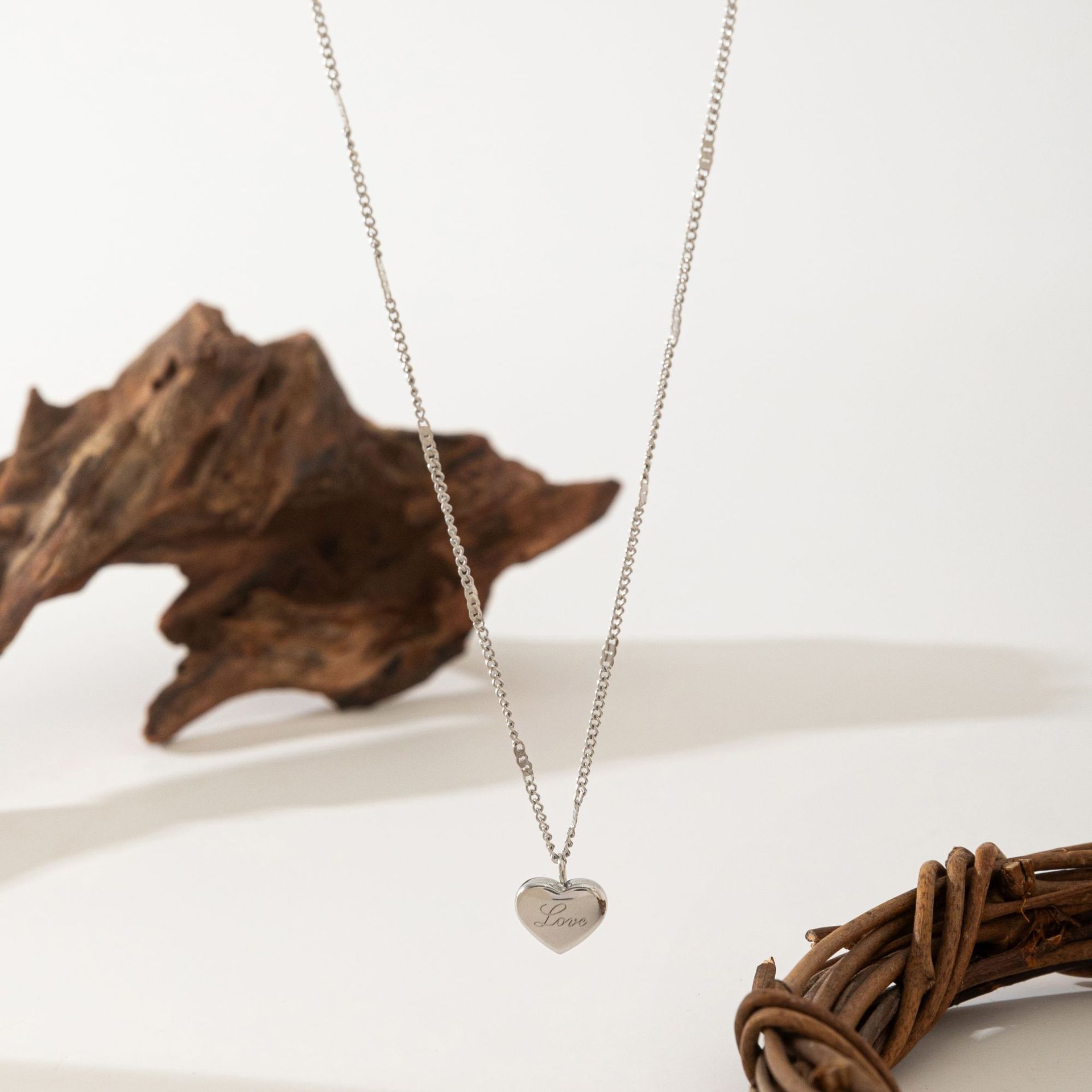 Collana con cuore e lettera in acciaio titanio gioiello_voghion.com