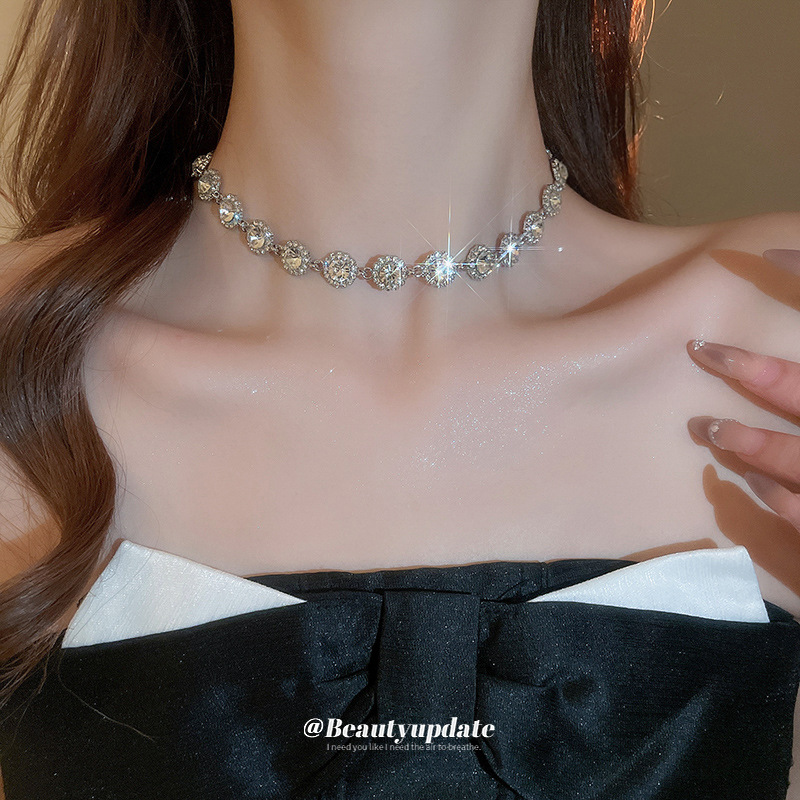 Collar de color con incrustaciones de diamantes de gota de agua vintage retro cadena de clavícula de lujo ligero collar de estilo palacio femenino