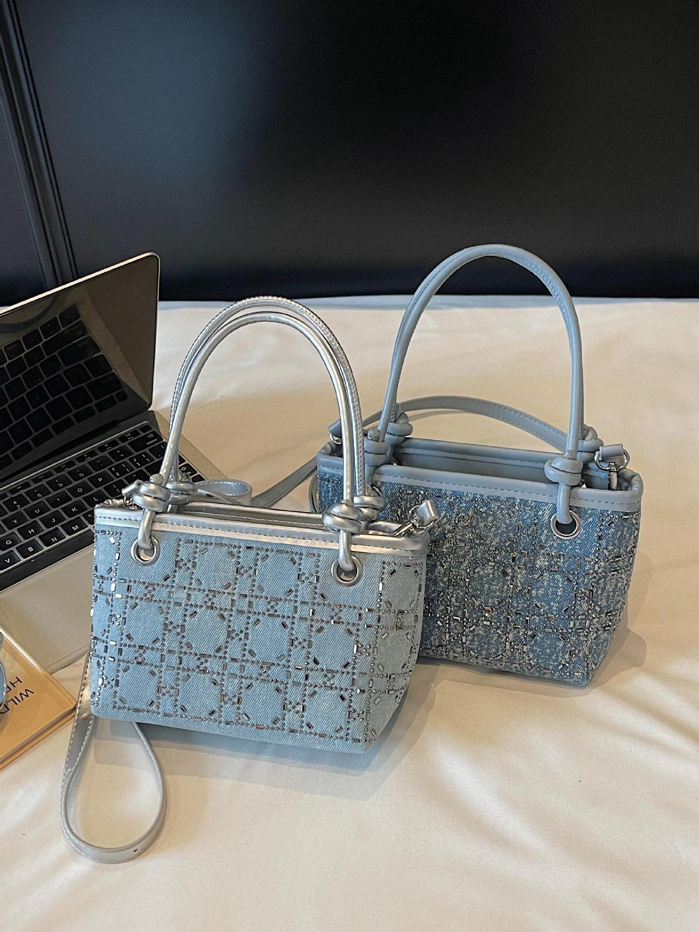 Bolsa de mano de denim para mujeres 2025, nuevo bolso de hombro de tendencia retro de verano, bolso de taladro caliente de alta calidad para mujeres