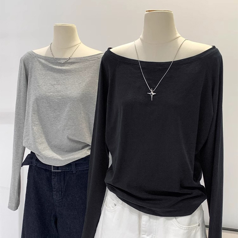 Black off-shoulder long-sleeve T-shirt with exposed collarbone, sexy and pure, loose and casual one-shoulder top for women, spring/summer Black off-shoulder long-sleeve T-shirt with exposed collarbone, sexy and pure, loose and casual one-shoulder top for women, spring/summer