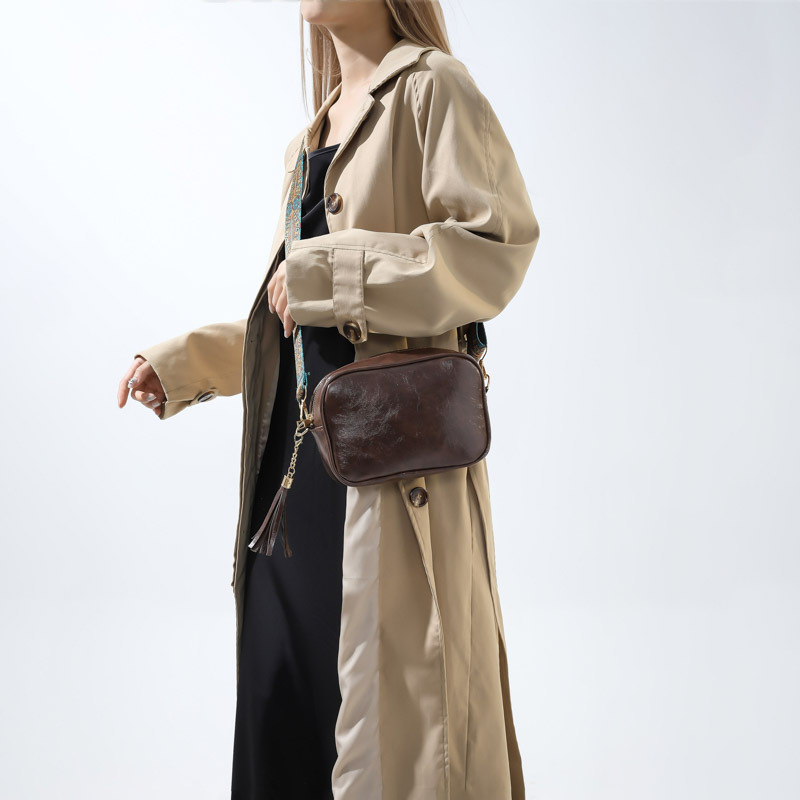 Bolso suave retro 2024, diseño flange, piel de aceite, correa ancha, pequeño bolso de mujer