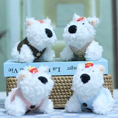 かわいいセーターの西の高地はぬいぐるみを掛けます。