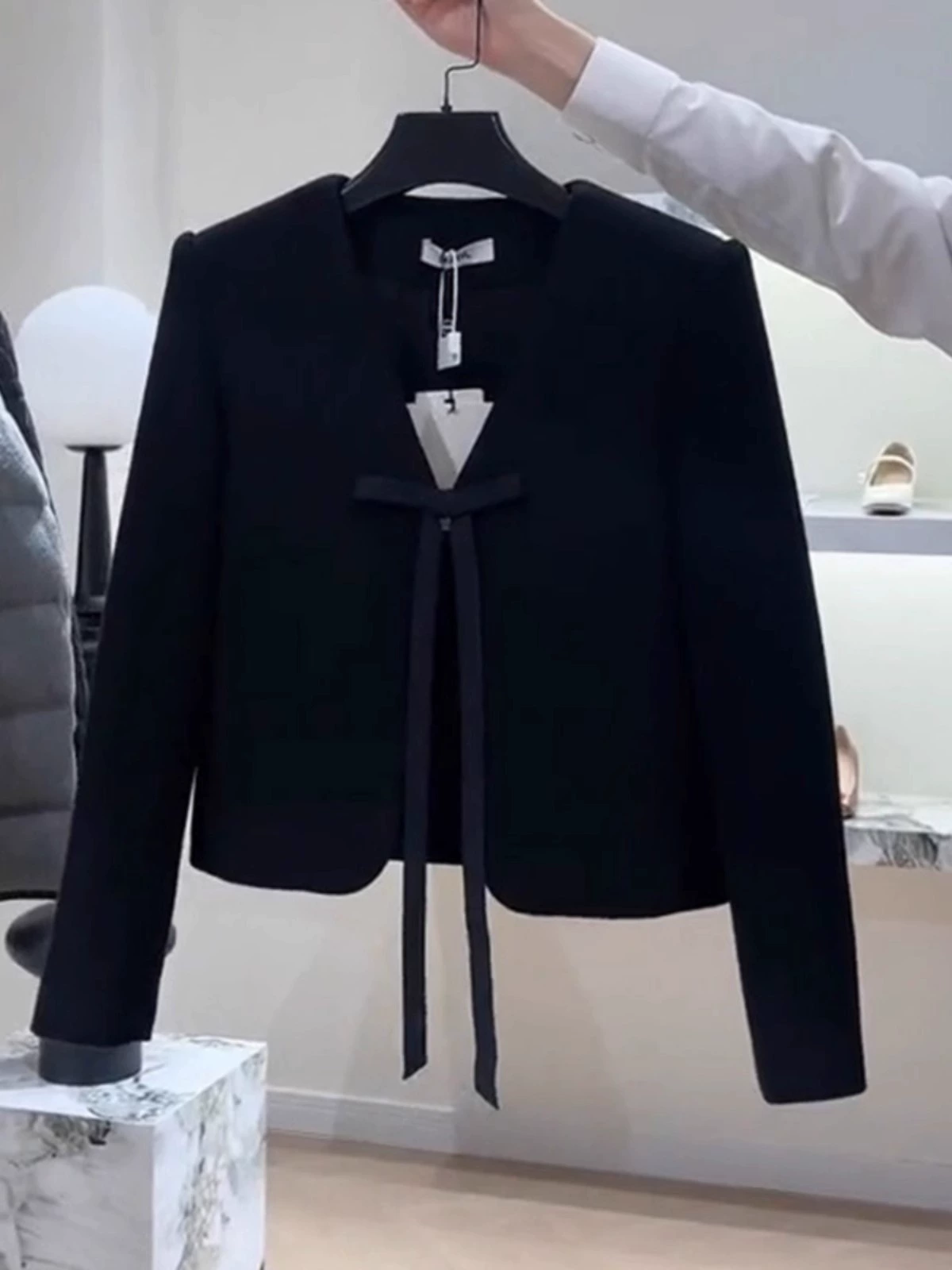 1825 черное маленькое пальто с ароматом женское Новое осень-зима с бантом высокого чувства супер красива маленькая короткая куртка