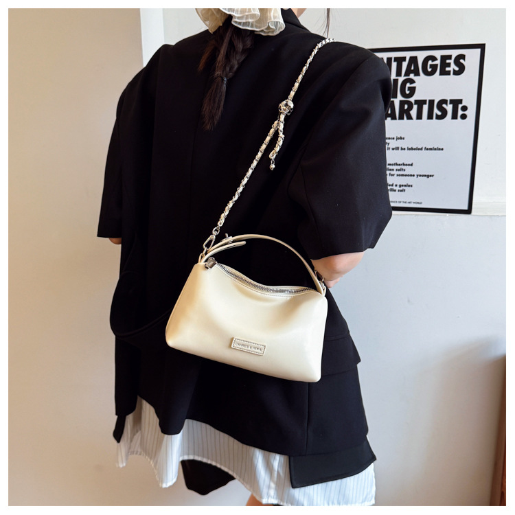 A stylish and elegant hand-held small square bag for women in the summer of 2025, featuring an Instagram-chic and high-end single-shoulder crossbody women's bag undefined