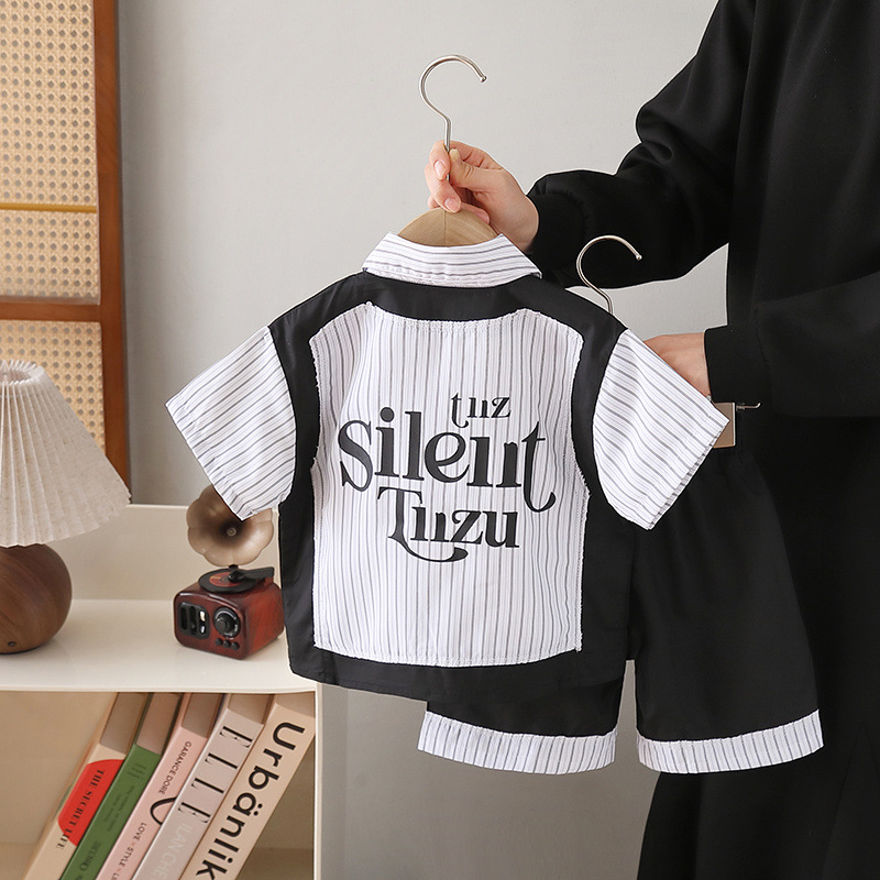 8124 Traje de verano para niños 2025 Nuevo estilo para niños Camisa de moda de estilo occidental de manga corta para niños bebé de verano