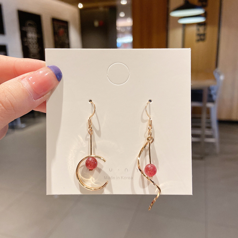 Luz de lujo de alto nivel nicho de diseño femenino sensación de aretes de bordilla temperamento perla asimetría joyería perla al por mayor