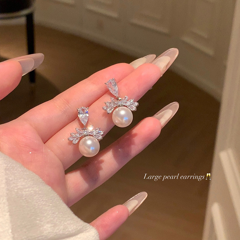 Elegant sophisticated fashionable universal design earrings with…