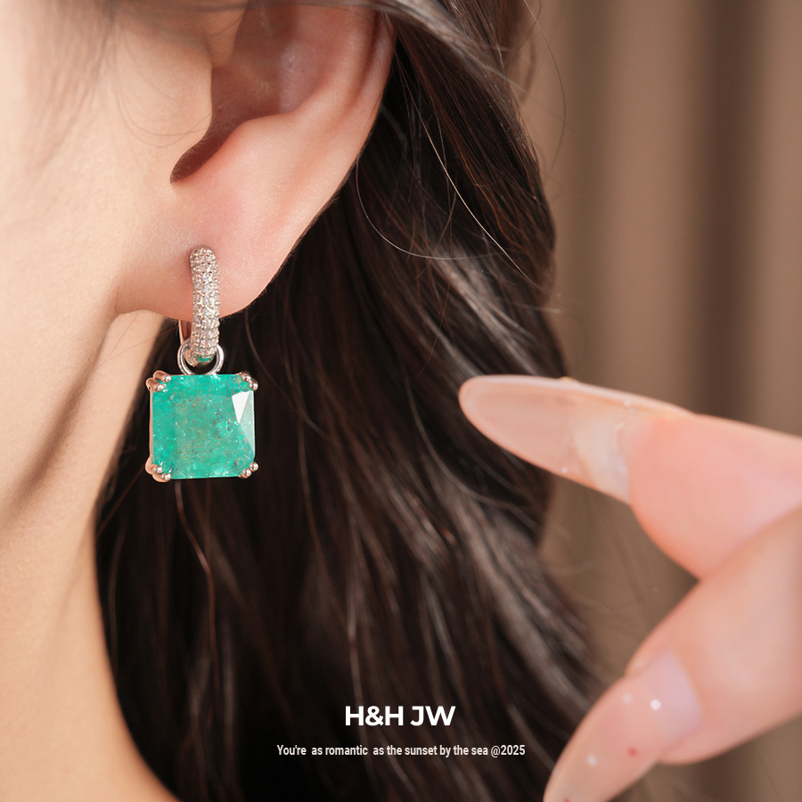 Ciclos de orejas de geometría cuadrada de zircón verde temperamento de nicho simple pendientes ligeros de lujo de alta calidad al por mayor