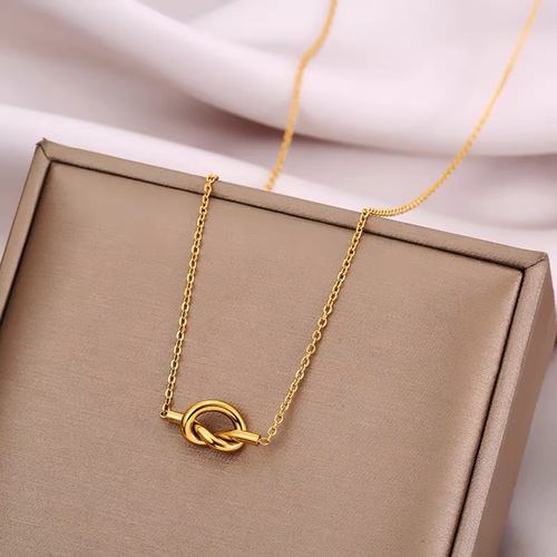 A heart-knot necklace for women's titanium steel colorless collarbone chain short love simple light luxury necklace personality temperament