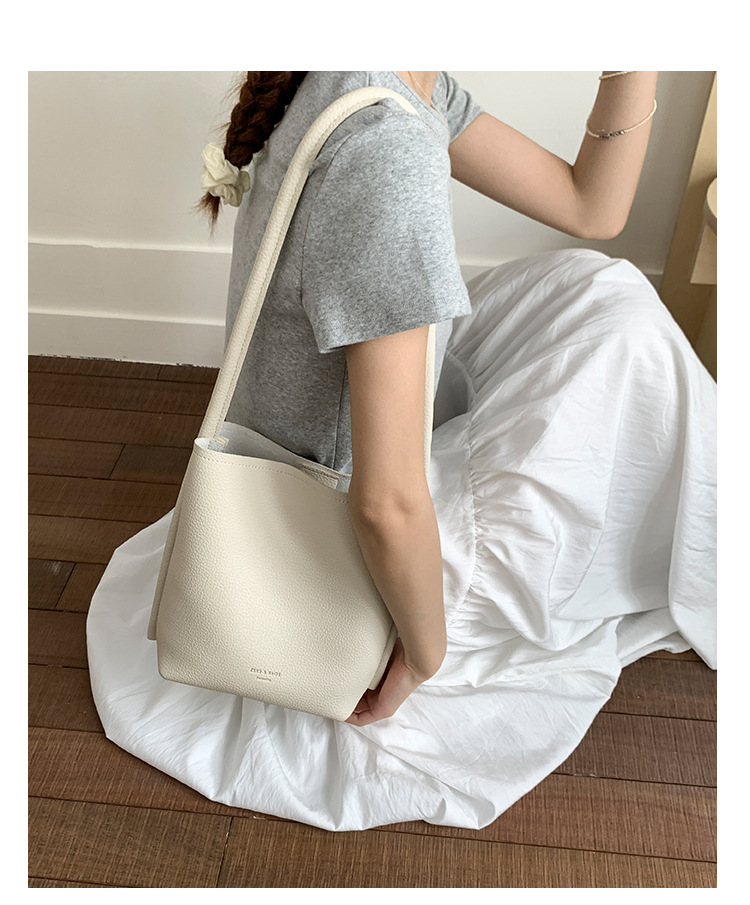 A trendy and versatile single-shoulder underarm bag for women in the summer of 2025, featuring a niche design and a simple commuting bucket bag undefined